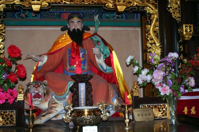 Statua di divinità tao nel tempio della Nuvola Bianca a Pechino