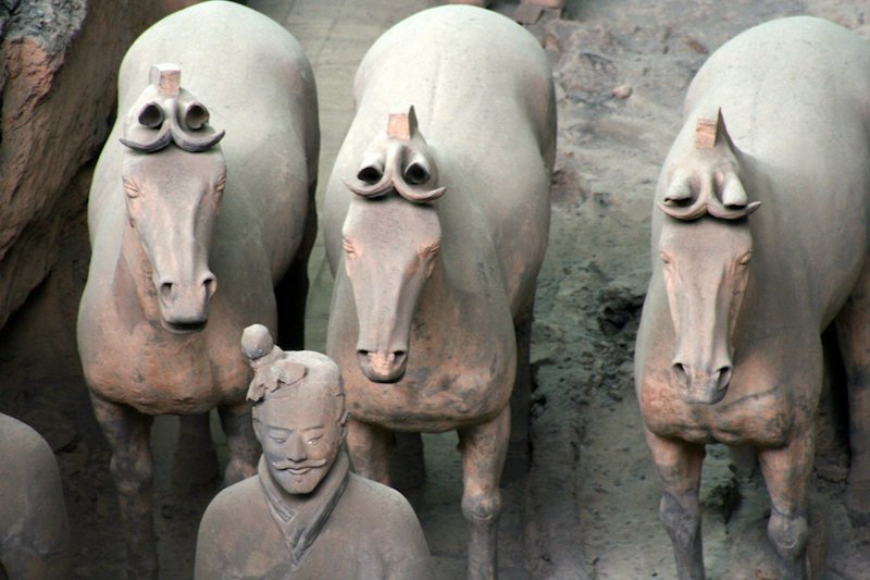 Un guerriero con cavalli nel Museo archeologico  dell'esercito di  terracotta a Xian
