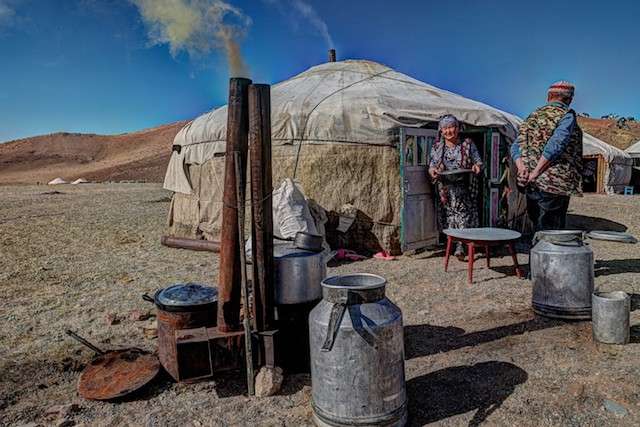 Una famiglia nomade presso la propria ger nella regione degli Altai in Mongolia