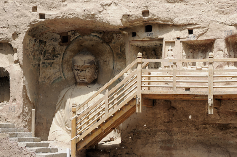 Il Grande Buddha che accoglie i visitatori alle grotte di Bingling Si sul fiume giallo vicino a Lanzhou in Cina