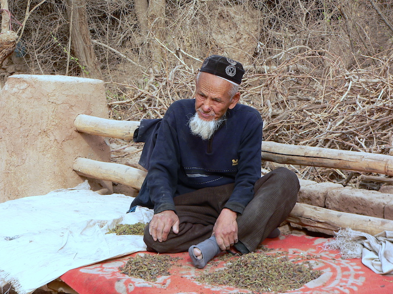 anziano uiguro alle porte di Tuyuk nello Xinjiang Cinese