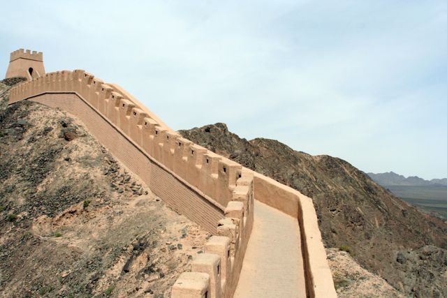 una porzione di Grande Muraglia completamente restaurata nei pressi della città di JIAYUGUAN, Gansu Cina