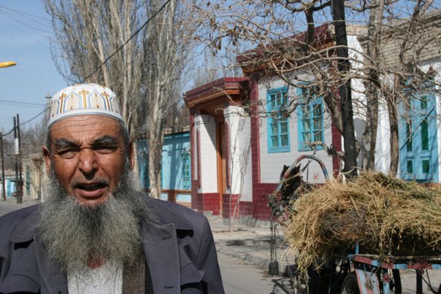 anziano uomo di etnia uigura nelle stradine di Hotan nello Xinjiang Cina
