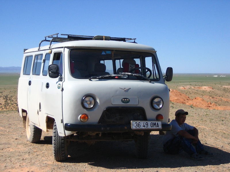 Minivan UAZ 4x4 utilizzato durante i tour nella steppa e nel deserto del Gobi della Mongolia dall'agenzia di viaggi Iperboreus che organizza viaggi di gruppo con guida locale 