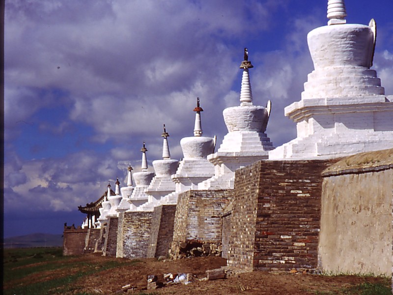 i 108 stupa bianchi delle mura di Erdene Zuu a Kharkhorin nella Mongolia centrale