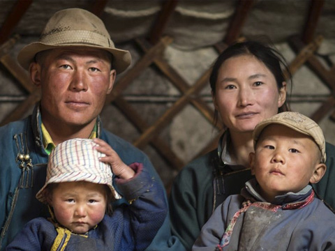 famiglia nomade - interno ger- Mongolia