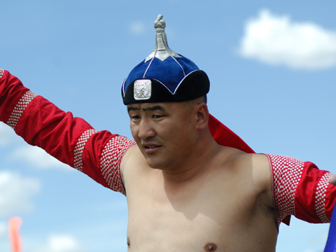 lottatore svolge danza della vittoria al festival naadam di Ulaan Baatar- Mongolia