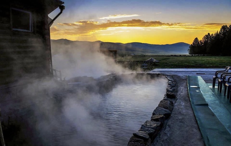 la piscina di acque termali del campo ger per turisti a Tsenkher hot spa in Mongolia