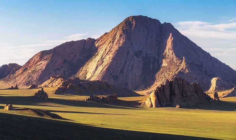 Le isolate formazioni granitiche che caratterizzano il sito archeologico e naturalistico di  Baga Gazaryn Chuluu, antico ritrovo per riti sciamanici in Mongolia