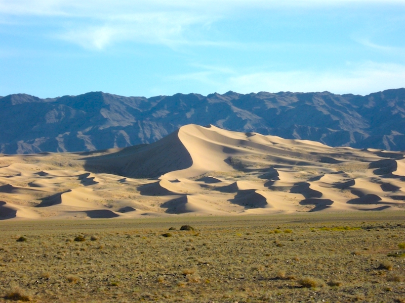 le dune di sabbia di Khongoryn e le montagne nere del Gurvaisankhan- Deserto del Gobi nella Mongolia meridionale