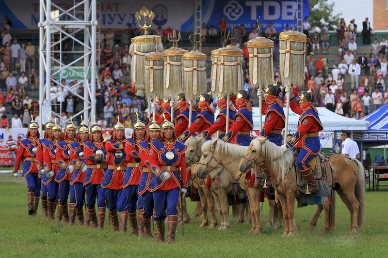 Soldati sfilano durante la parata in costume per la cerimonia di apertura del festival del naadam allo Stadio di Ulaanbaatar in Mongolia