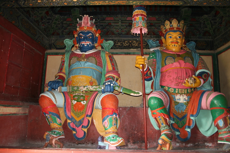 Due statue in cartapesta dei guardiani buddisti dei punti cardinali all'ingresso del Monastero di Amarbayasgalant in Mongolia