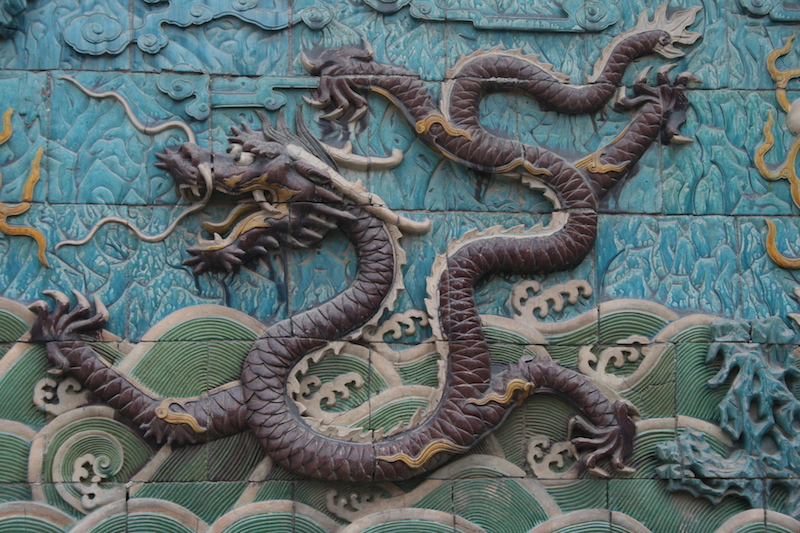 Il Drago portafortuna e simbolo dell'Imperatore su un muro nella Città Proibita di Pechino