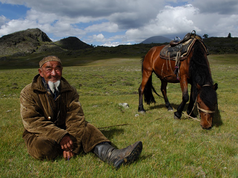 cavaliere nomade della Mongolia si riposa nella steppa