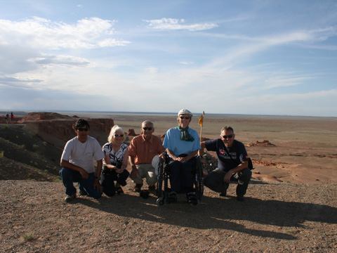 Vibeke e la sua famiglia con Marco a Flaming Cliffs- Bayanzag nel Deserto del Gobi in Mongolia