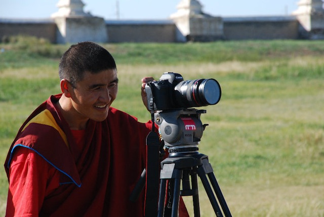 Un giovane monaco  del monastero di Shank a Kharkhorin in  Mongolia guarda incuriosito la macchina fotografica di Pier di ByFarm