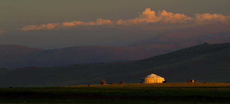 Una bella immagine di Ger al tramonto nella steppa della Mongolia