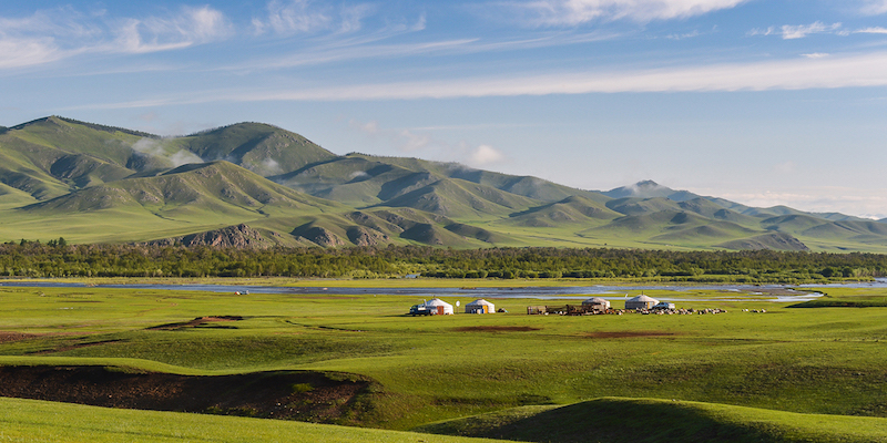 Un panorama con ger nella steppa in Mongolia