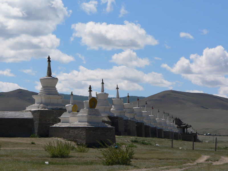le mura esterne del Monastero di Erdene Zuu con i 108 stupa bianchi a  Kharkhorin in Mongolia