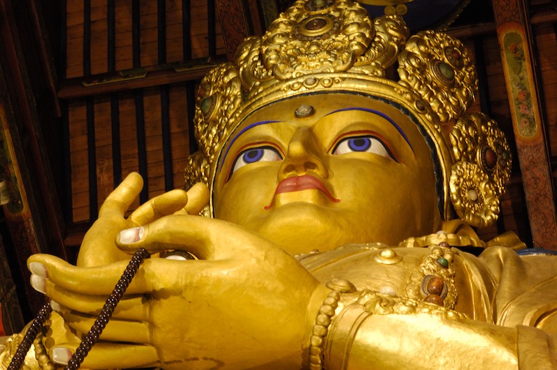 La grande Statua dorata del Buddha Avalokiteshvara nel Monastero di Gandan a Ulaan Baatar in Mongolia