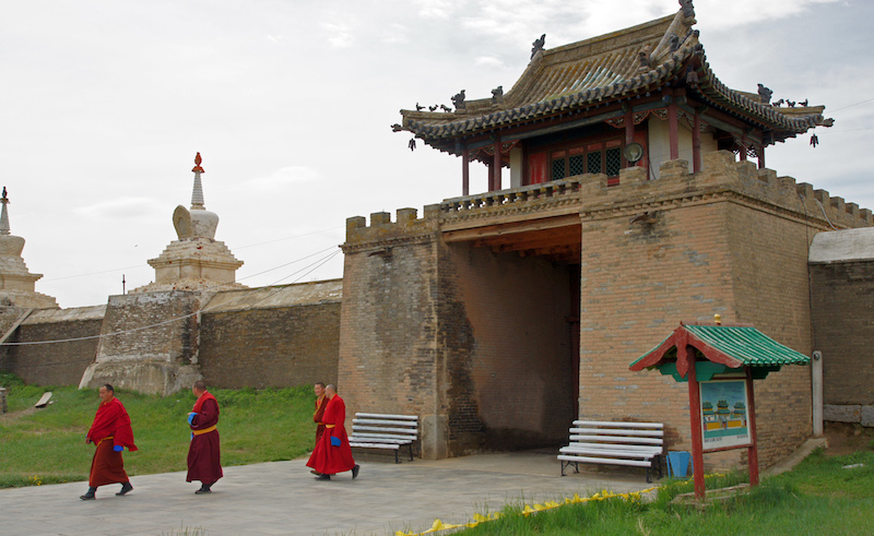 Monaci escono dal Monastero di Erdene Zuu a Kharkhorin in Mongolia