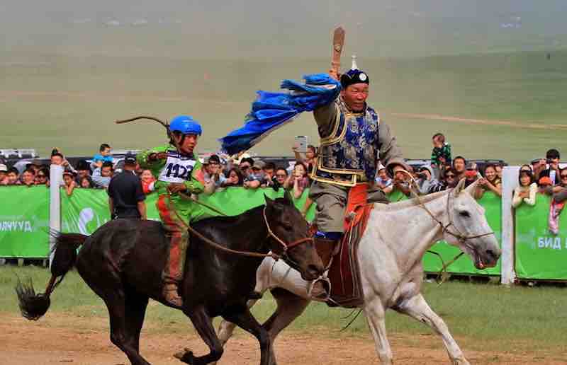 giovane fantino vincitore della corsa a cavallo durante il Festival del Naadam di Ulaan Baatar - Mongolia