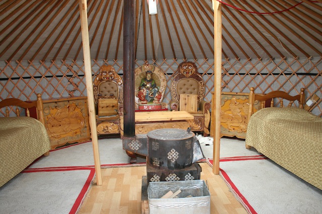 Interno di una ger con due letti con intagli tradizionali nel campo per turisti  Secret  Ongii