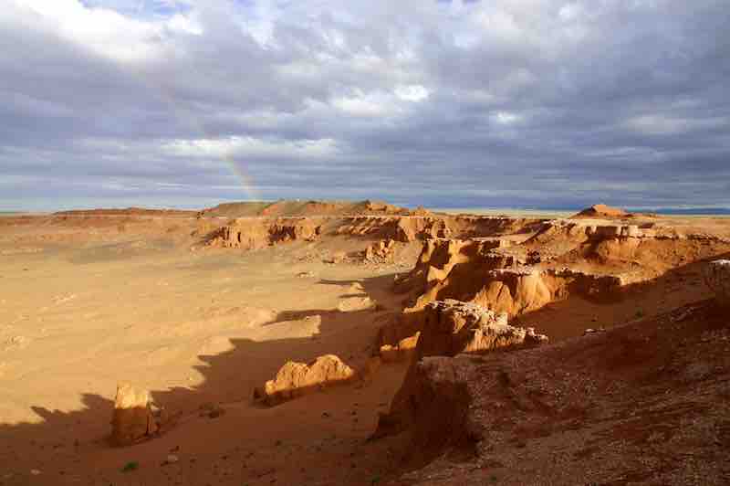 Arcobaleno e tramontosulle falesie di Flaming Cliffs nel deserto del Gobi in Mongolia