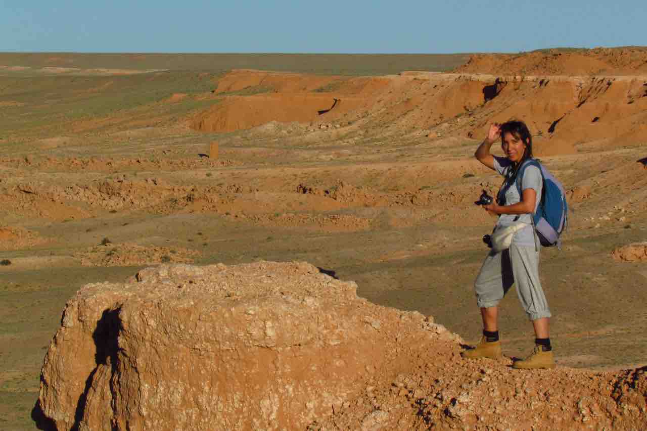 Franca Perla Lombardi fotografa Nikon NPS a Flaming Cliffs nel deserto del Gobi in Mongolia